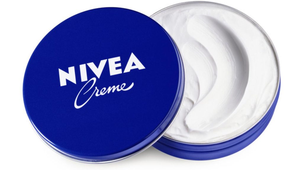 Lata de crema Nivea.