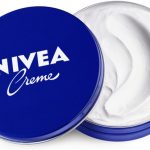 Lata de crema Nivea.