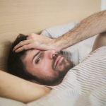 El dolor de cabeza y mareos son algunos de los primeros síntomas de la resaca. (Foto Prensa Libre: Andrea Piacquadio en pexels.com).